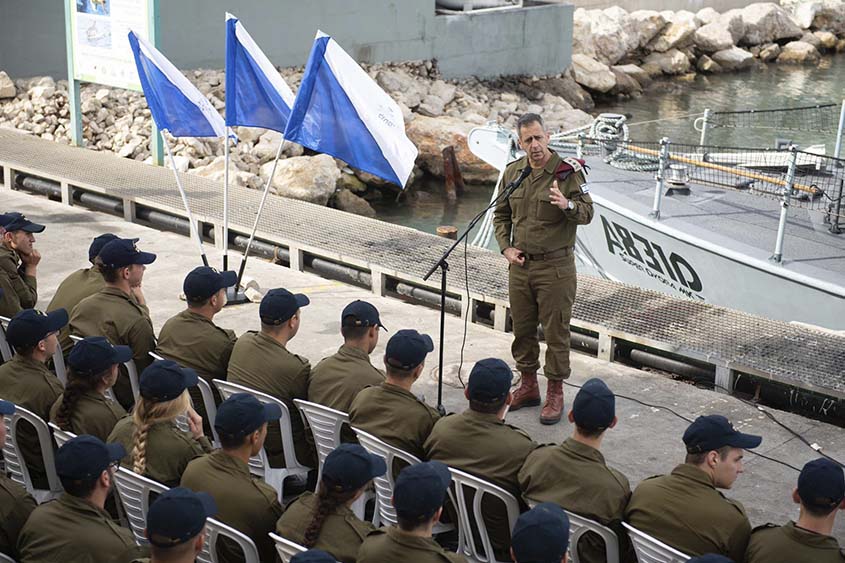 ראש המטה הכללי, רב אלוף אביב כוכבי, ביקר אתמול בבסיס אשדוד וניהל שיחה עם לוחמי הזירה הימית הדרומית