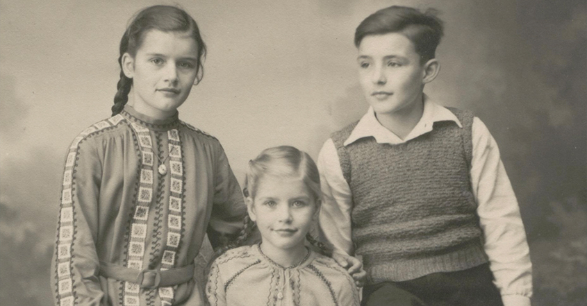 סביו של בני עם אחיותיו בזמן מלחמת העולם השנייה